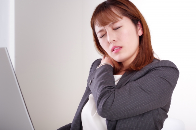 肩こりの辛い症状で仕事に支障が出て悩む女性