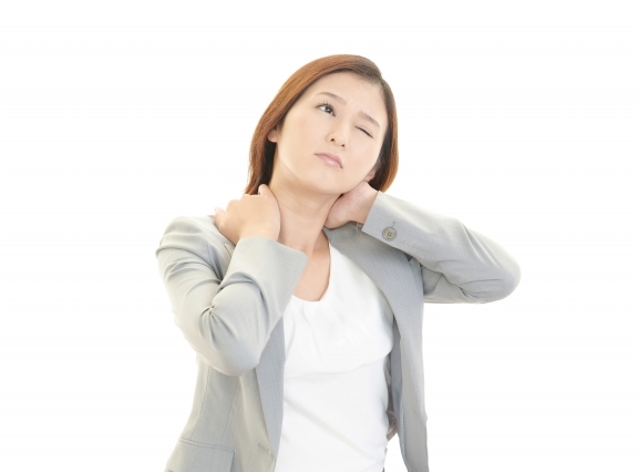 首コリの辛い症状に悩む女性